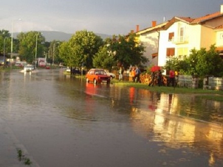 Poplaveljeni podrumi, sutureni i garaže (Foto: Blic)